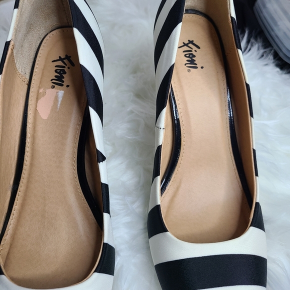 Black and White Striped Peekaboo Toe Pumps - Picture 5 of 6